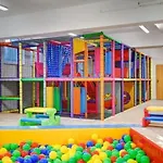 Maly Dabek I Dom Z Dostepem Do Basenu Wewnetrznego, Zewnetrznego, Brodzikow Dla Dzieci, Sali Zabaw Oraz Animacji Σπίτι διακοπών