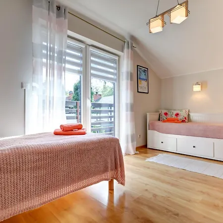 Hébergement de vacances Maly Dabek I Dom Z Dostepem Do Basenu Wewnetrznego, Zewnetrznego, Brodzikow Dla Dzieci, Sali Zabaw Oraz Animacji Poddąbie