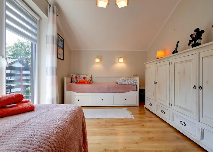 Dom wakacyjny Mały Dąbek I Dom Z Dostępem Do Basenu Wewnętrznego, Zewnętrznego, Brodzików Dla Dzieci, Sali Zabaw Oraz Animacji Poddąbie